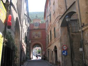 Xtrallusion photo library of independent, self-guided walking and sightseeing holidays in Italy. Pictures, images, photos and photographs taken along the way of this 1-day walking itinerary, to give you a visual impression of the day's walk.